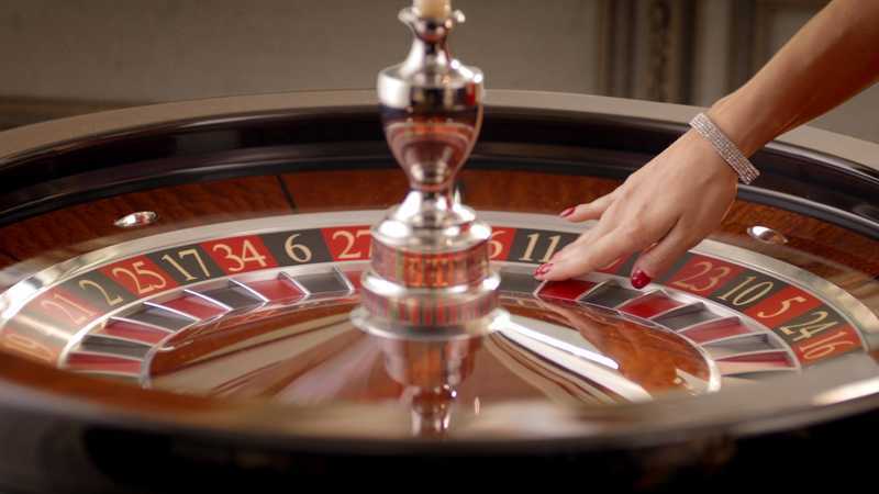 Play Real Roulette with Sarati by Real Dealer Studios